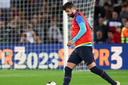 Gerard Piqué calentando en el partido contra el Almería