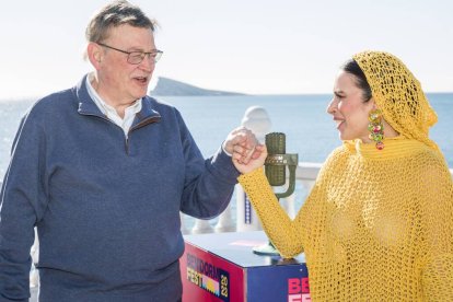 La vencedora del Benidorm Fest, Blanca Paloma, posa junto al presidente de la Generalitat Valenciana, Ximo Puig, en el Mirador del Castillo - Europa Press