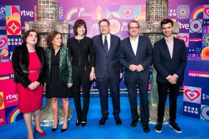 Concepción Carcajosa, Veronica Ollé, Diana Morant, Ximo Puig, Antonio Pérez y Jose Pablo López posan en el photocall de la gran Final de Benidorm Fest - Europa Press