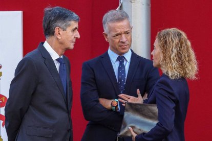 El presidente del Senado, Ander Gil, entre los del TC y el Congreso.