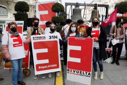 Simpatizantes portan pancartas con el logotipo de España Vaciada.