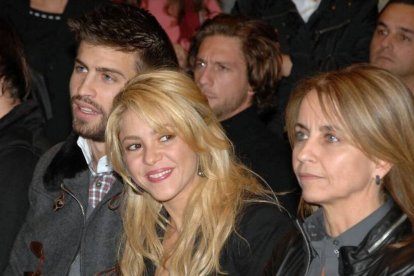 Gerard Piqué junto a Shakira y su madre.