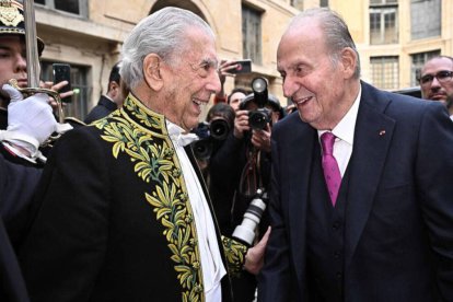 Mario Vargas Llosa con el Rey Juan Carlos en París.