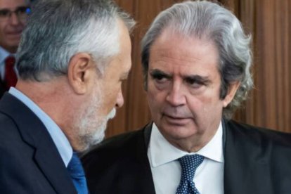 El expresidente andaluz, José Antonio Griñán junto al que fue su abogado en el caso ERE, José María Mohedano.