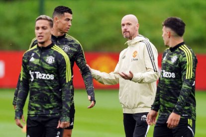 Ten Hag, dando instrucciones a Cristiano Ronaldo en un entrenamiento del United.