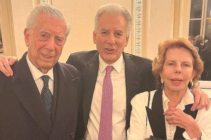 La familia Vargas Llosa totalmente unida de nuevo.