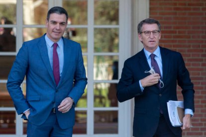 El presidente del Gobierno y líder del PSOE, Pedro Sánchez, con el presidente del PP, Alberto Núñez Feijóo.