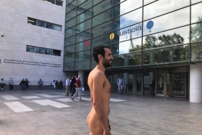 El joven naturista, a las puertas de la Ciudad de la Justicia de València - EUROPA PRESS