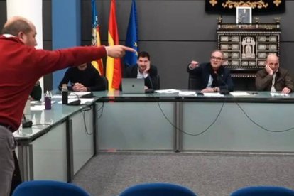 Vicente Valls insultando a Ximo Segarra