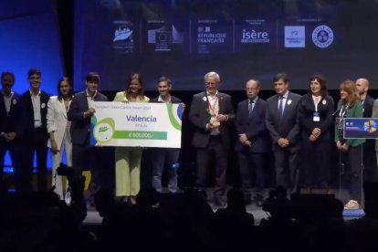 Momento en el que la delegación de València recoge el premio.
