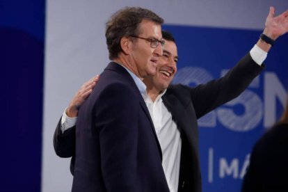 El presidente del PP, Alberto Núñez Feijóo, y el del PP-A y de la Junta de Andalucía, Juanma Moreno.