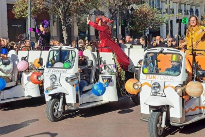 Las magas republicanas de 2023 llegan en tuktuk