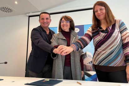 Firma del convenio UNESCO con Rosabel Roig, directora de la cátedra, Amparo Navarro, rectora UA y Bernabé Cano, alcalde de La Nucía