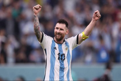 Leo Messi alza los brazos, victorioso, tras ganar a Croacia.