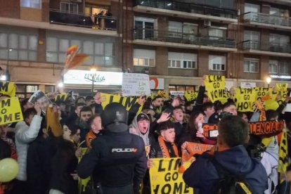 Manifestación de los aficionados del Valencia CF contra la gestión de Peter Lim y Merinton a las puertas del Mestalla en el partido contra el Athletic.