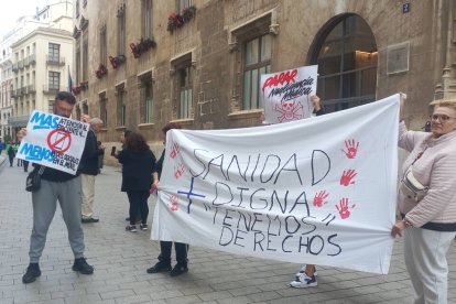 Protesta de la plataforma de afectados por la reversión de Torrevieja.