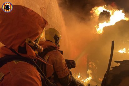 Imagen de los trabajos de extinción - CONSORCIO PROVINCIAL DE BOMBEROS