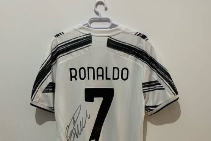 Camiseta de Cristiano Ronaldo en la Juventus, subastada por Demirel.