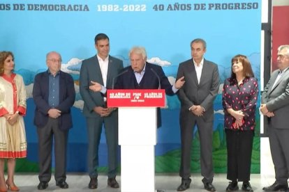 El expresidente Felipe González, acompañado por Sánchez y Zapatero, así como dirigentes del PSOE, presentando los actos del 40 aniversario.