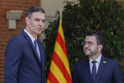 Pedro Sánchez y Pere Aragonés, encadenados por su supervivencia.