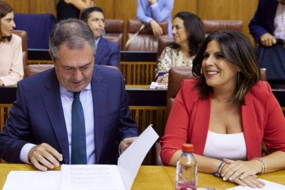 El líder del PSOE-A, Juan Espadas, junto a la diputada socialista Ángeles Férriz, en el Parlamento.