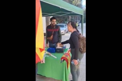 Una chica ataca la carpa de Vox en Patraix