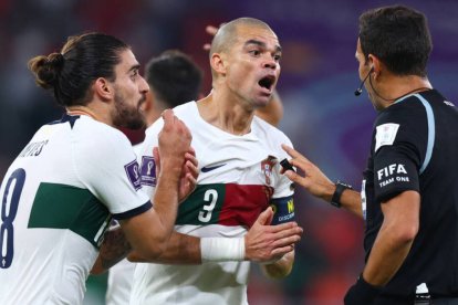 Pepe, protestando ante el árbitro en su despedida del Mundial.