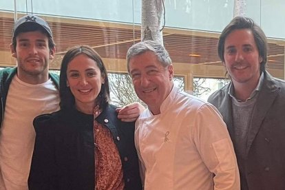 Íñigo Onieva y Tamara Falcó con Hugo Arévalo (a la derecha de la imagen),