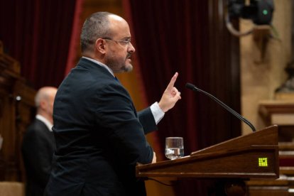 El líder del PP catalán, Alejandro Fenández, durante el debate en el Parlament