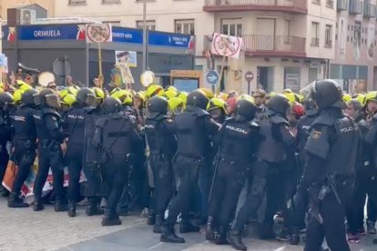 La policía intenta frenar a los manifestantes con un cordón policial.