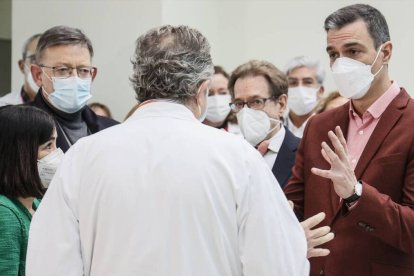 (De izquierda a derecha) La ministra de Sanidad, Carolina Darias, el 'president' de la Generalitat, Ximo Puig, el conseller de Sanidad Universal, Miguel Mínguez, y el presidente del Gobierno, Pedro Sánchez, durante su visita al Hospital La Fe de València.