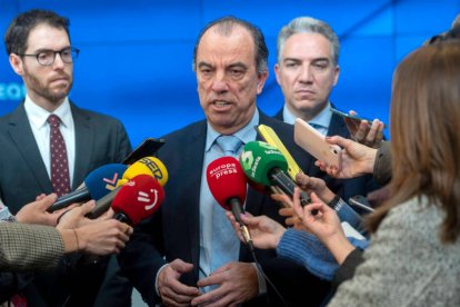 Carlos García Adanero, atiende a los medios tras su reunión con el coordinador general del PP, Elías Bendodo.