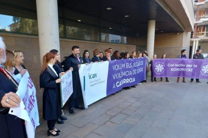 El ICAV y Juristes Valencians protestan frente a las puertas del juzgado de Catarroja.