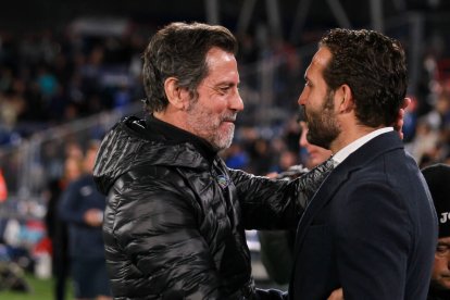 Quique y Baraja, antes del inicio del partido de ayer entre Valencia y Getafe - EUROPAPRESS