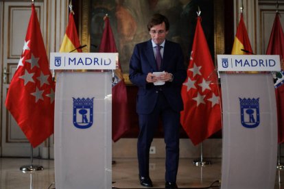 El alcalde de Madrid, José Luis Martínez-Almeida, a su llegada a una rueda de prensa, en la Casa de la Villa.