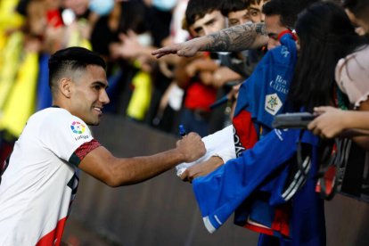 Falcao, firmando autógrafos en su presentación como nuevo jugador del Rayo.