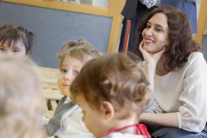 Isabel Díaz Ayuso visitando un colegio de Madrid.