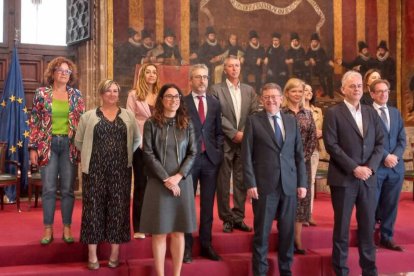 El presidente de la Generalitat y los consellers en el acto de disolución de Las Cortes.