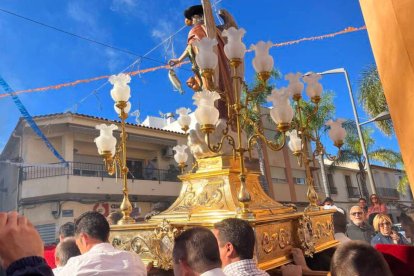 Sant Rafael corriendo a ritmo de traca por las calles de La Nucía