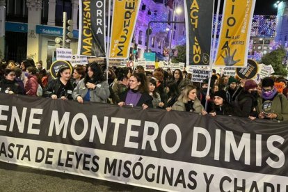 Protesta contra la Ley del 'solo sí es sí' en Madrid, pidiendo la dimisión de la ministra Montero.