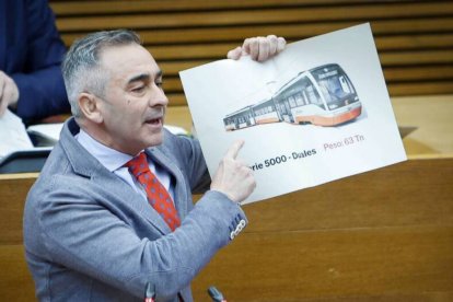 Miguel Barrachina muestra el tren con exceso de peso