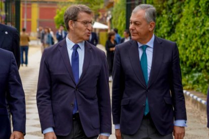 El presidnete del PP, Alberto Núñez Feijóo, junto al candidato a la alcaldía al Ayuntamiento de Sevilla, José Luis Sanz.