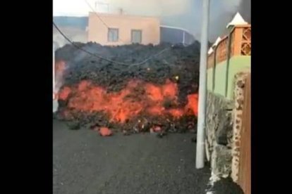 La lava arrasando sin control casas y carreteras.