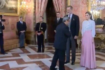 El embajador de Irán pasa de largo de la reina Letizia