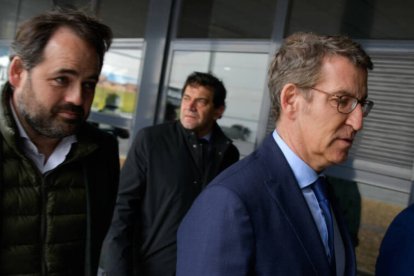 Paco Núñez y Alberto Núñez Feijóo visitan las instalaciones de las bodegas García Carrión en Daimiel (Ciudad Real)