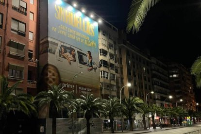 Cartel gigante en la Avenida de la Estación de 'Sin huellas'