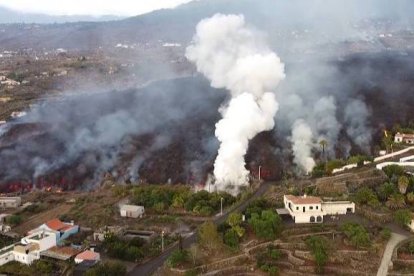 La avalancha de lava hacia el mar se ralentiza.