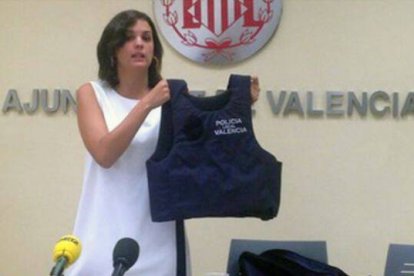La vicealcaldesa de Valencia, Sandra Gómez, con un chaleco de la Policía Local