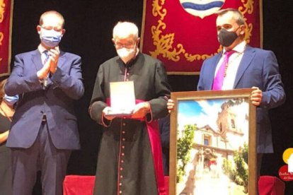 D. Fernando Navarro recibió este sábado un emotivo homenaje del pueblo de Aspe