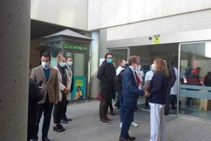 Visita de Miguel Mínguez al hospital de Torrevieja